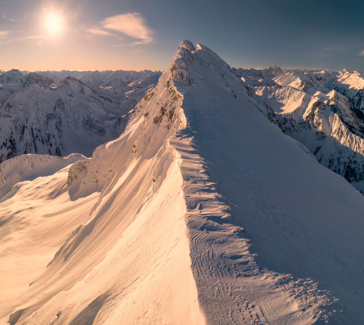 Giebel und Schneck, Verschneiter Gipfelgrat im goldenen Winterlicht, Endloser Blick über die Allgäuer Hochalpen bei