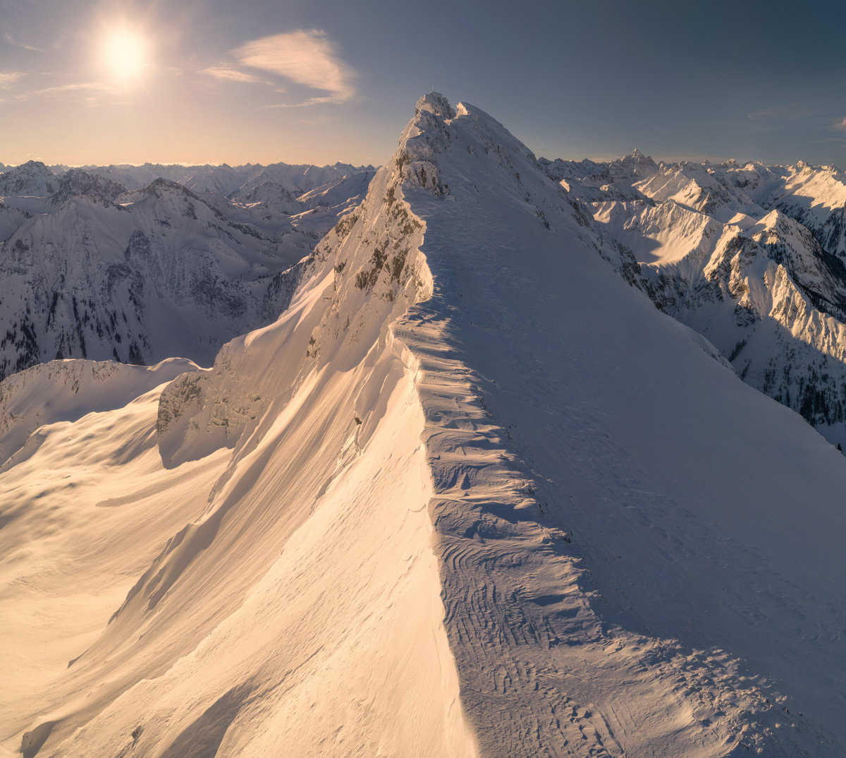 Hinterstein, Verschneite Gipfelgrate von Giebel, Schneck, Hochvogel und Rauhorn im Winterlicht, Aerial Bergpanorama
