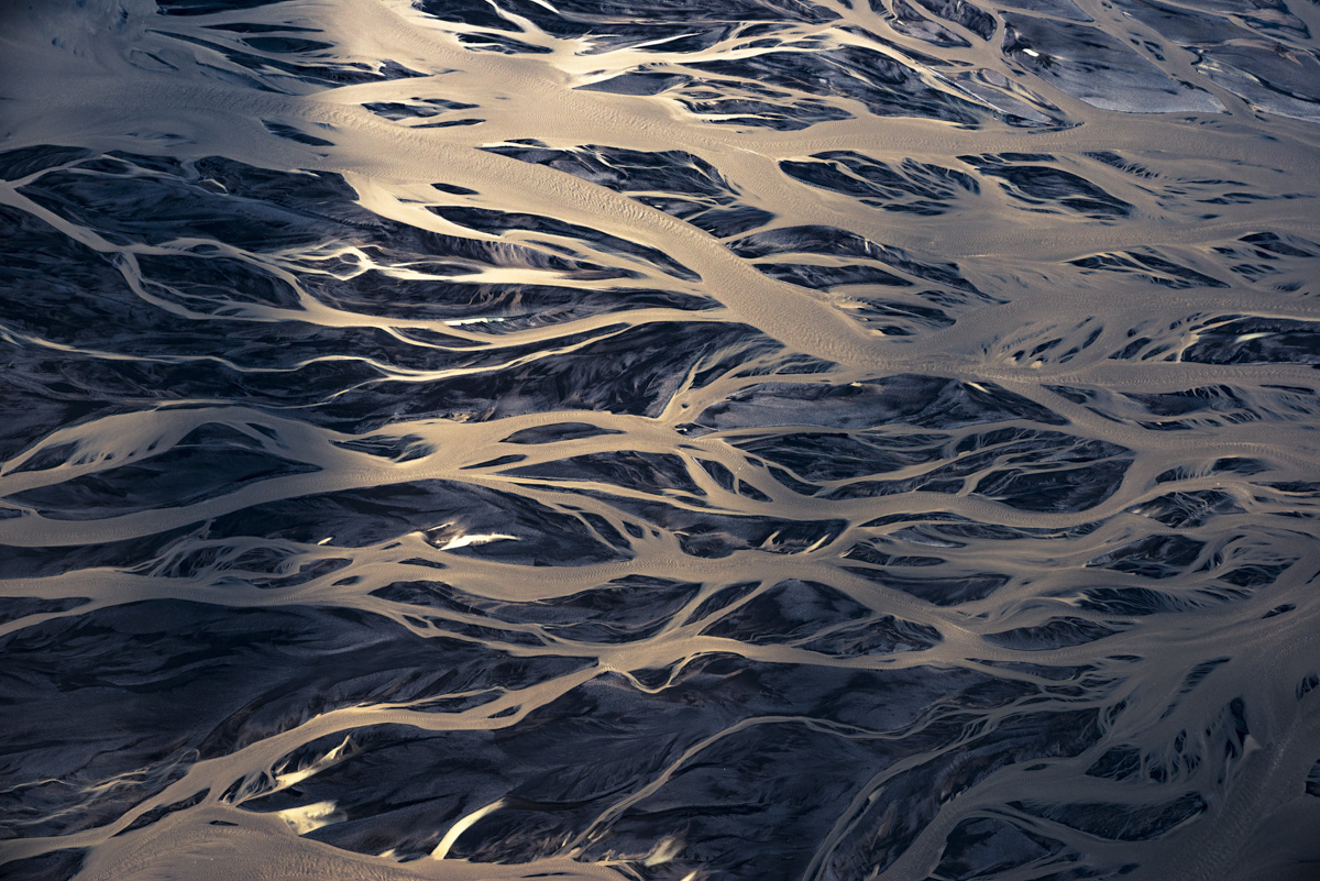 Gletscherfluss-Labyrinth, Endloses Wassernetz auf dunklem Sandboden, Kühl - Abstrakte Aerial Fotografie Island
