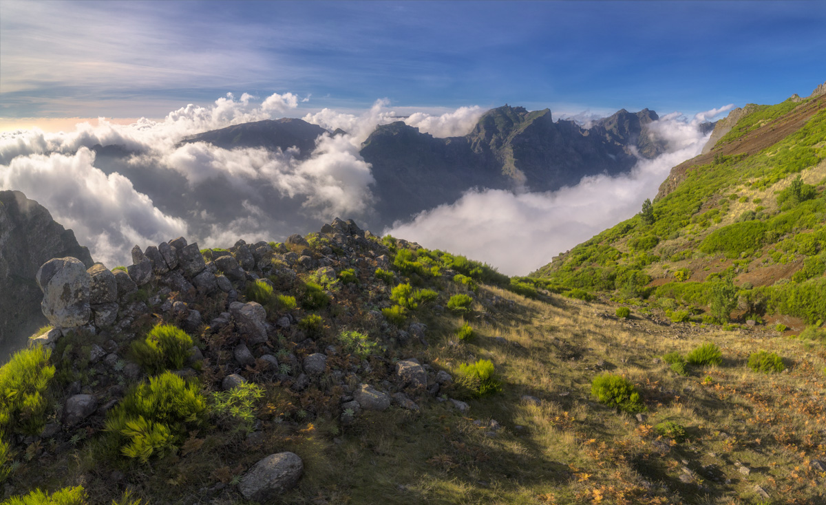 Madeira Gipfelweg über den Wolken, Grüne Hänge und Felsen am Pico Ruivo, Wanderparadies über dem Wolkenmeer