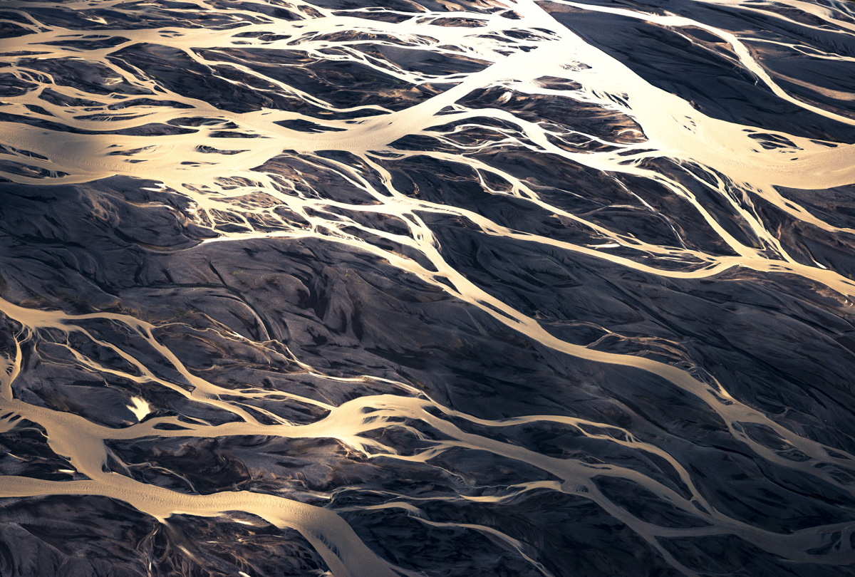 Gletscherfluss-Geäder, Goldene Ströme durchziehen nachtblauen Sand, Kontrastreich - Abstrakte Aerial Island
