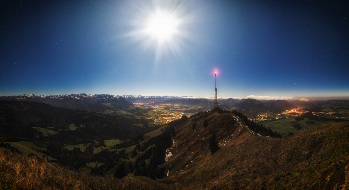 Grünten, Mondnacht über dem Grünten mit Sendemast und Lichtern von Sonthofen, Nachtpanorama - Bergfotografie Allgäu