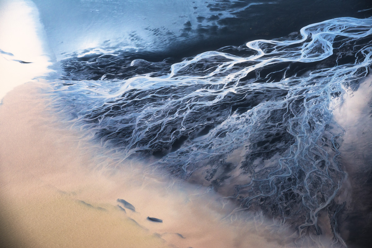 Flussadern im Sand, Blaue Ströme auf beiger Gletscherebene, Seidig - Abstrakte Naturfotografie Island
