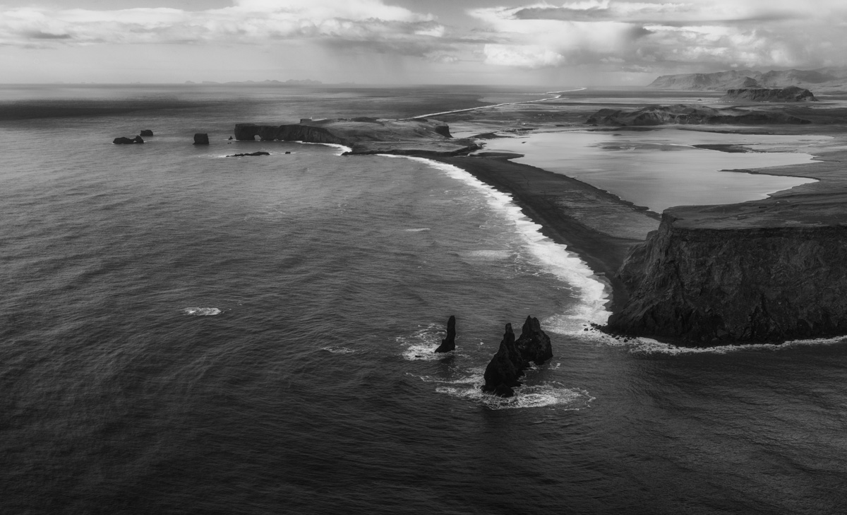 Reynisdrangar und Dyrhólaey, Dramatische Südküste in Schwarzweiß, Episch - Aerial Fotografie Island