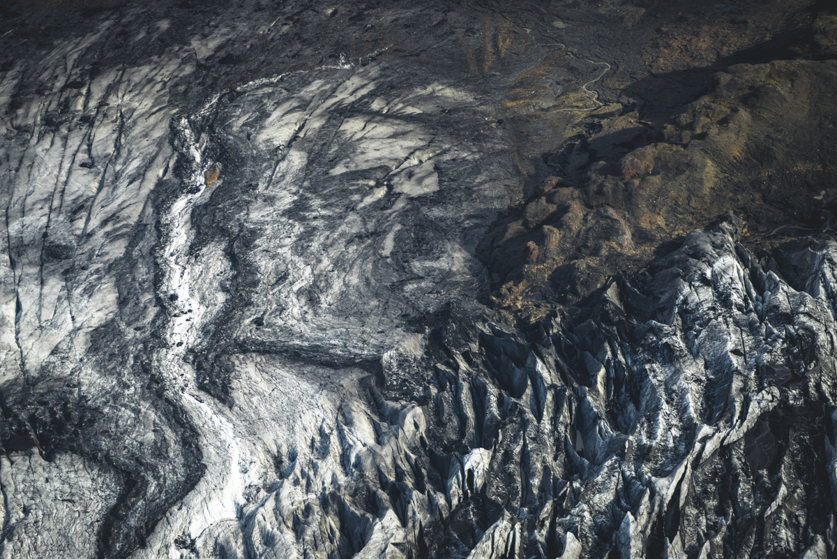 Vatnajökull Gletscherrand, Eis trifft Vulkanerde aus der Vogelperspektive, Rau - Aerial Fotografie Island