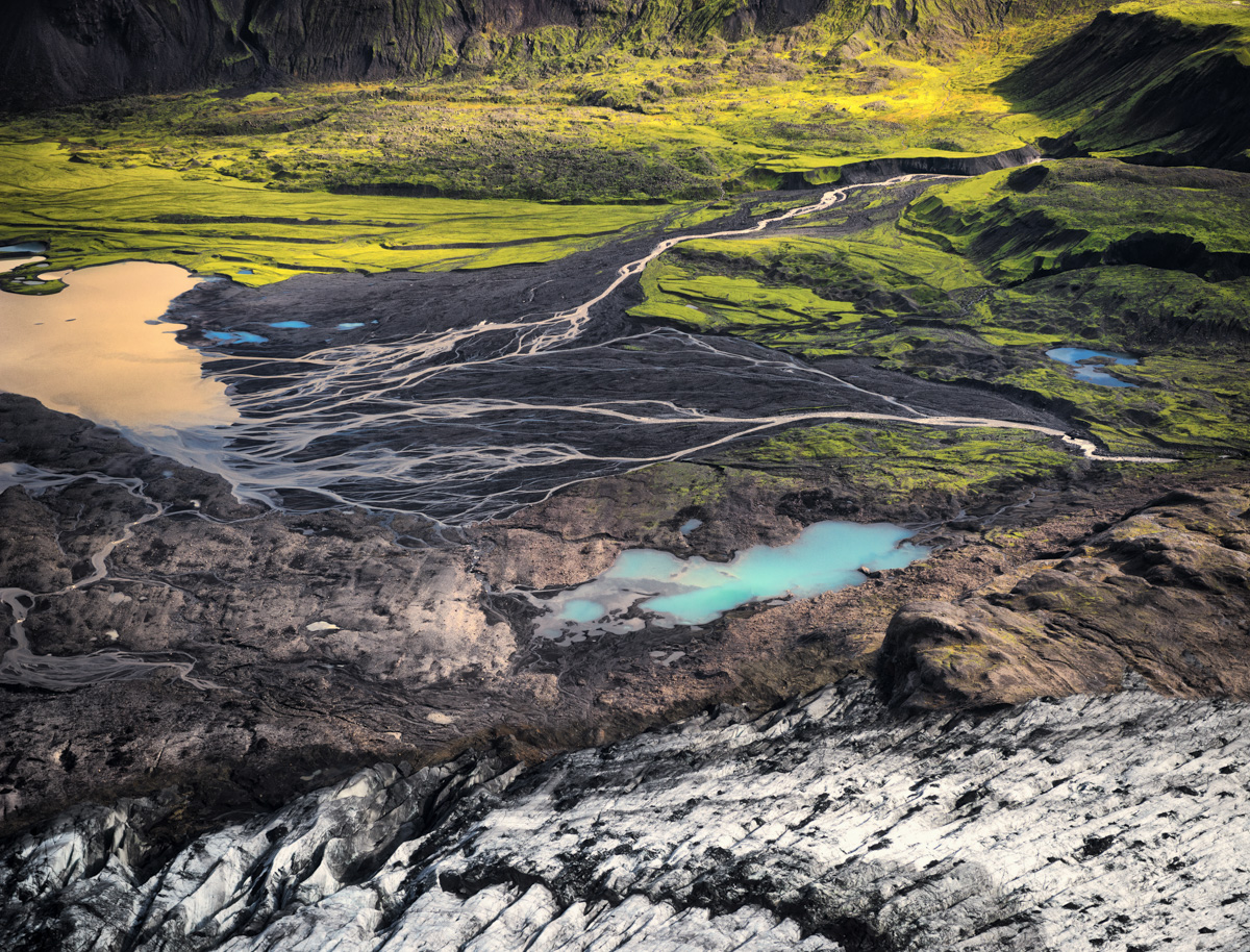 Gletscherrand trifft grünes Hochland, Türkise Seen zwischen Eis und Moos, Kontrast - Aerial Fotografie Island