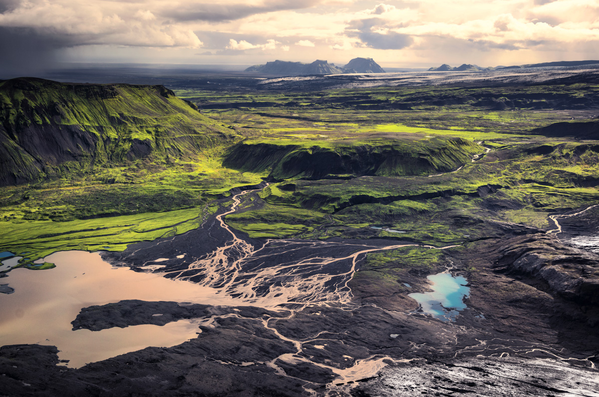 Grünes Vulkanhochland, Weite Mooslandschaft mit Gletscherseen und dunklen Bergen, Dramatisch - Aerial Island