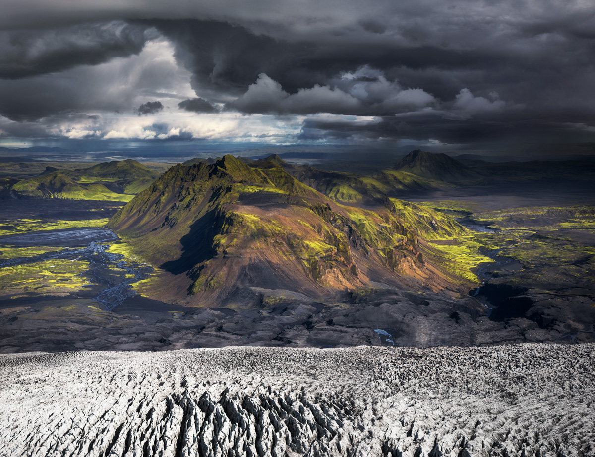Vatnajökull Gletscherkante und Vulkanberge, Episches Panorama Hochland Island, Dramatische Wolken