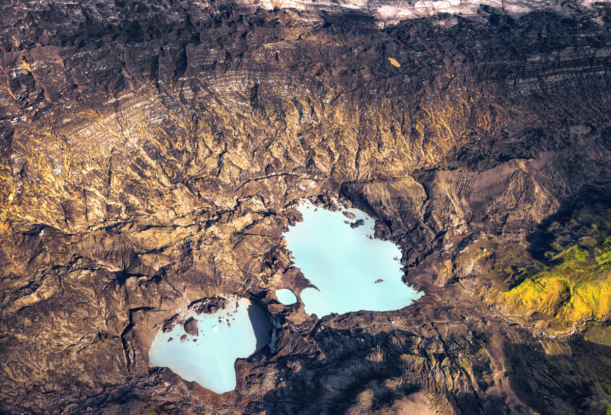 Geothermale Kraterseen von oben, Milchig-blaue Vulkanseen Island, Abstrakte Luftaufnahme Hochland