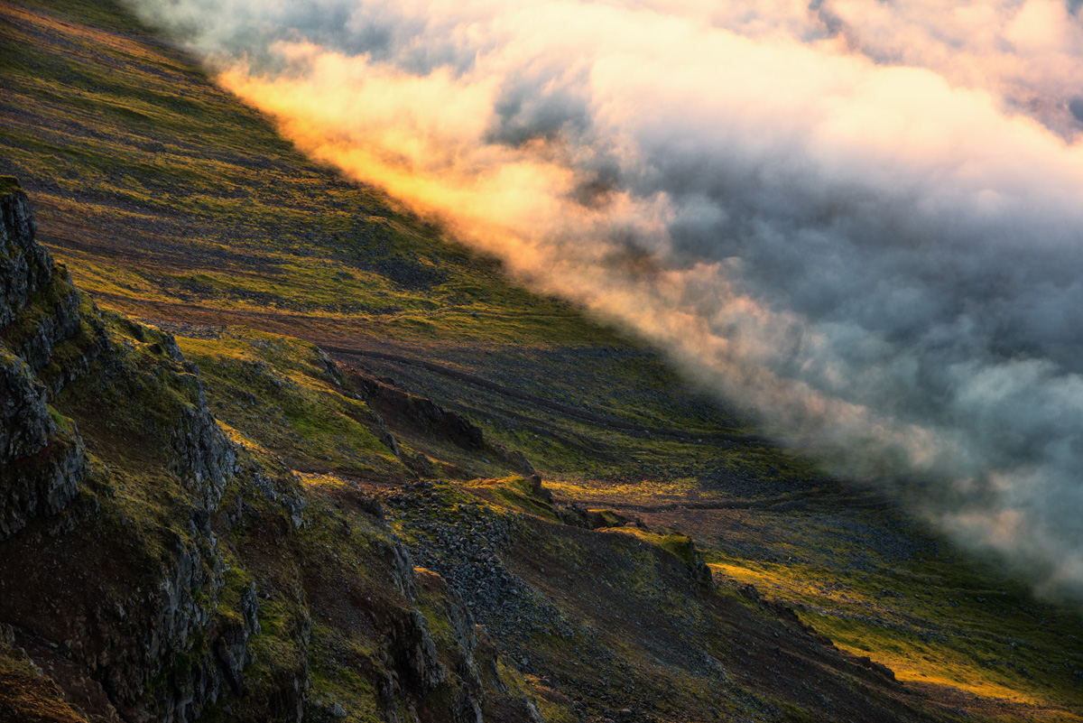 Nebelmeer am Berghang im Sonnenuntergang, Goldenes Licht über Wolken Island, Stimmungsvolle Bergfotografie