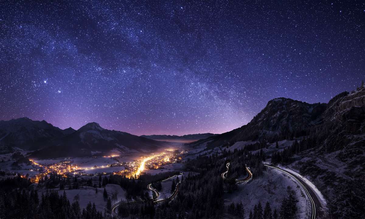 Oberjoch, Milchstraße über dem Jochpass und den Serpentinen bei Hindelang, Nachtpanorama - Astrofotografie Allgäu