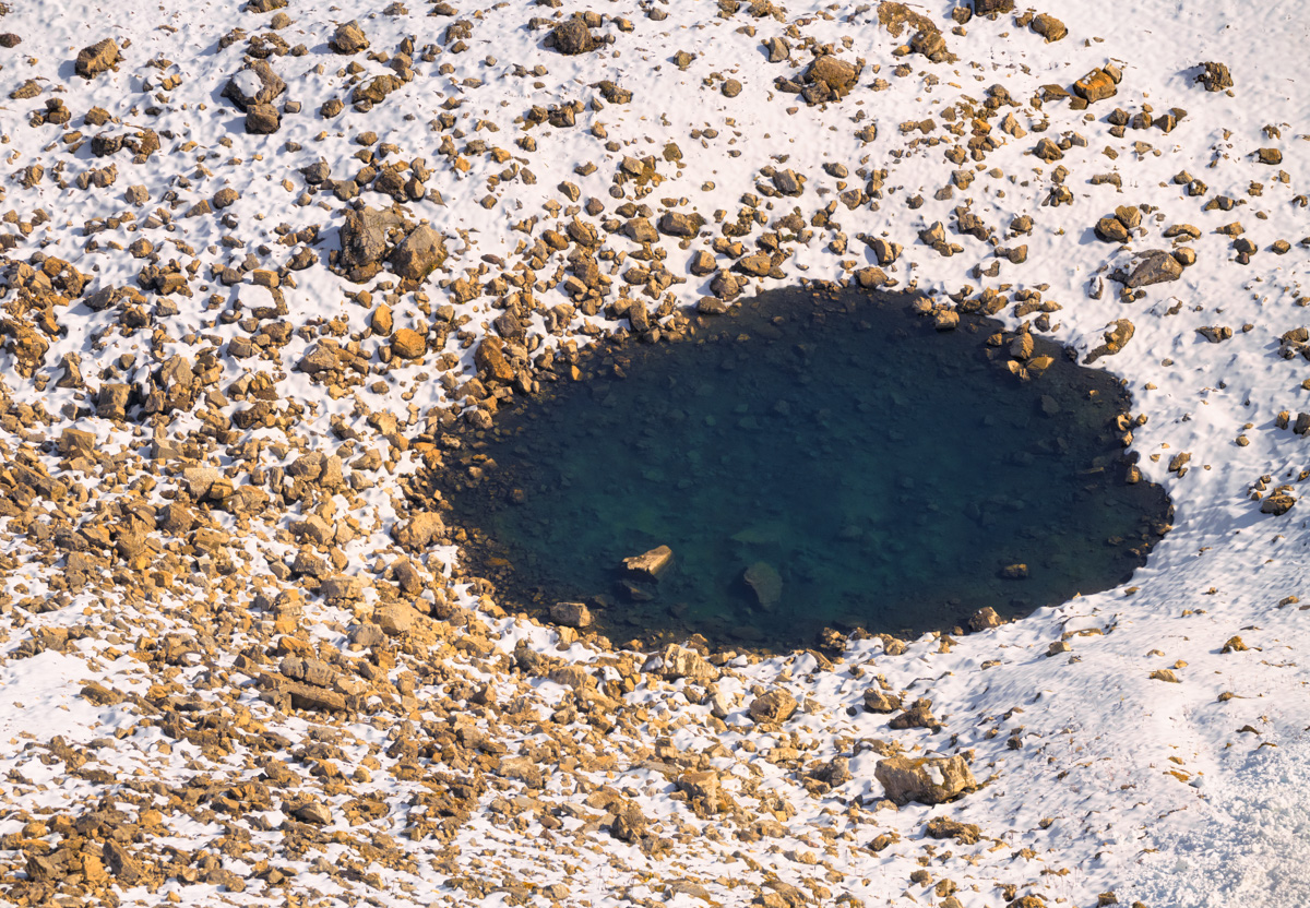 Oberstdorf, Dunkeltürkiser Bergsee in verschneiter Hochgebirgslandschaft von oben, Aerial Winterpanorama - Bergfotografie