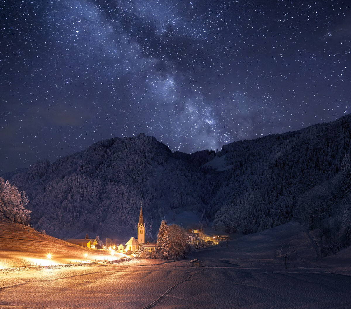 Oberstdorf, Winterliche Kapelle in Tiefenbach unter der Milchstraße, Sternenklare Winternacht im Allgäu