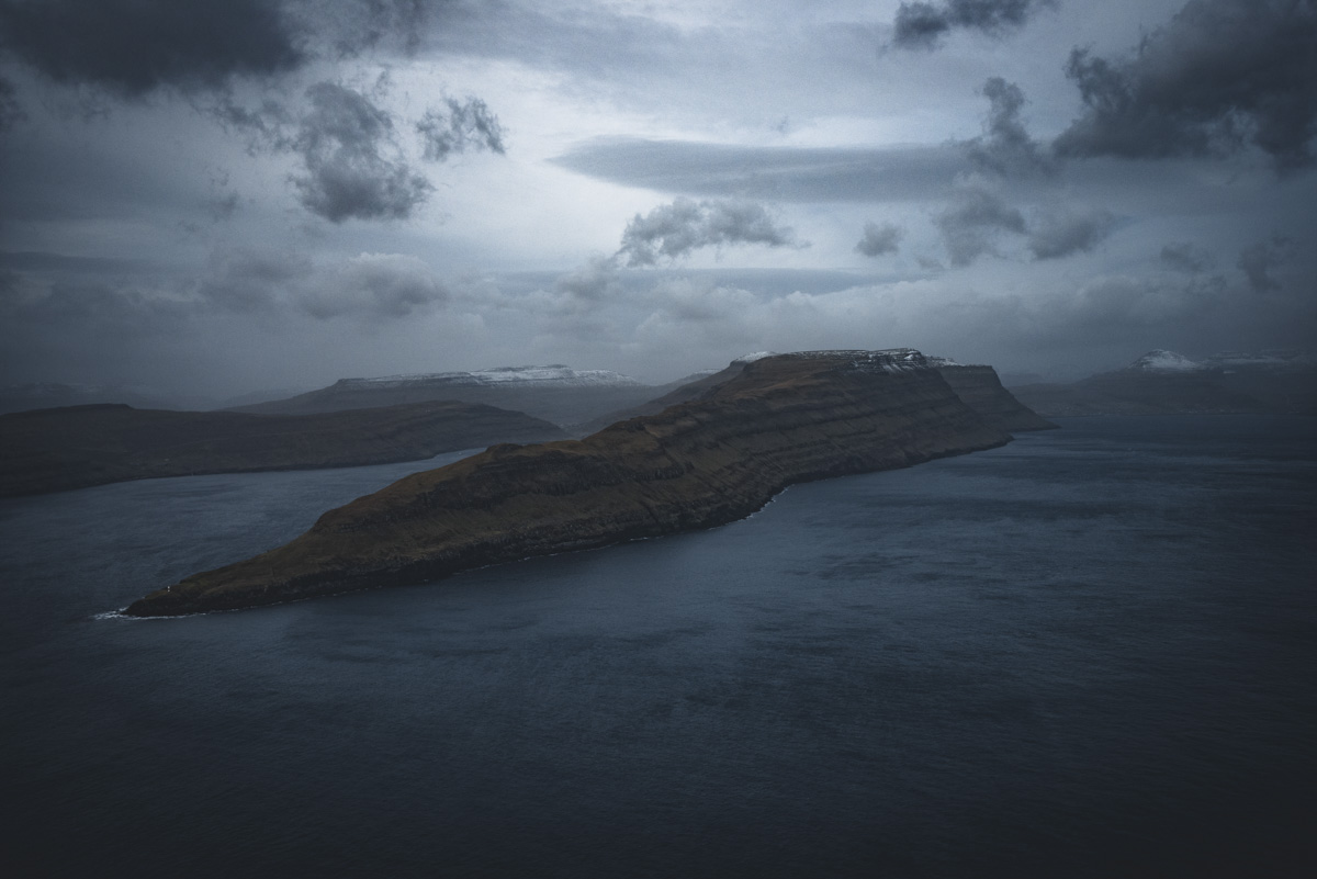 Färöer Tafelberg, Halbinsel mit Tafelberg im Fjord unter Lenticulariswolke, Wolkenformation - Drohnenfotografie Nordatlantik