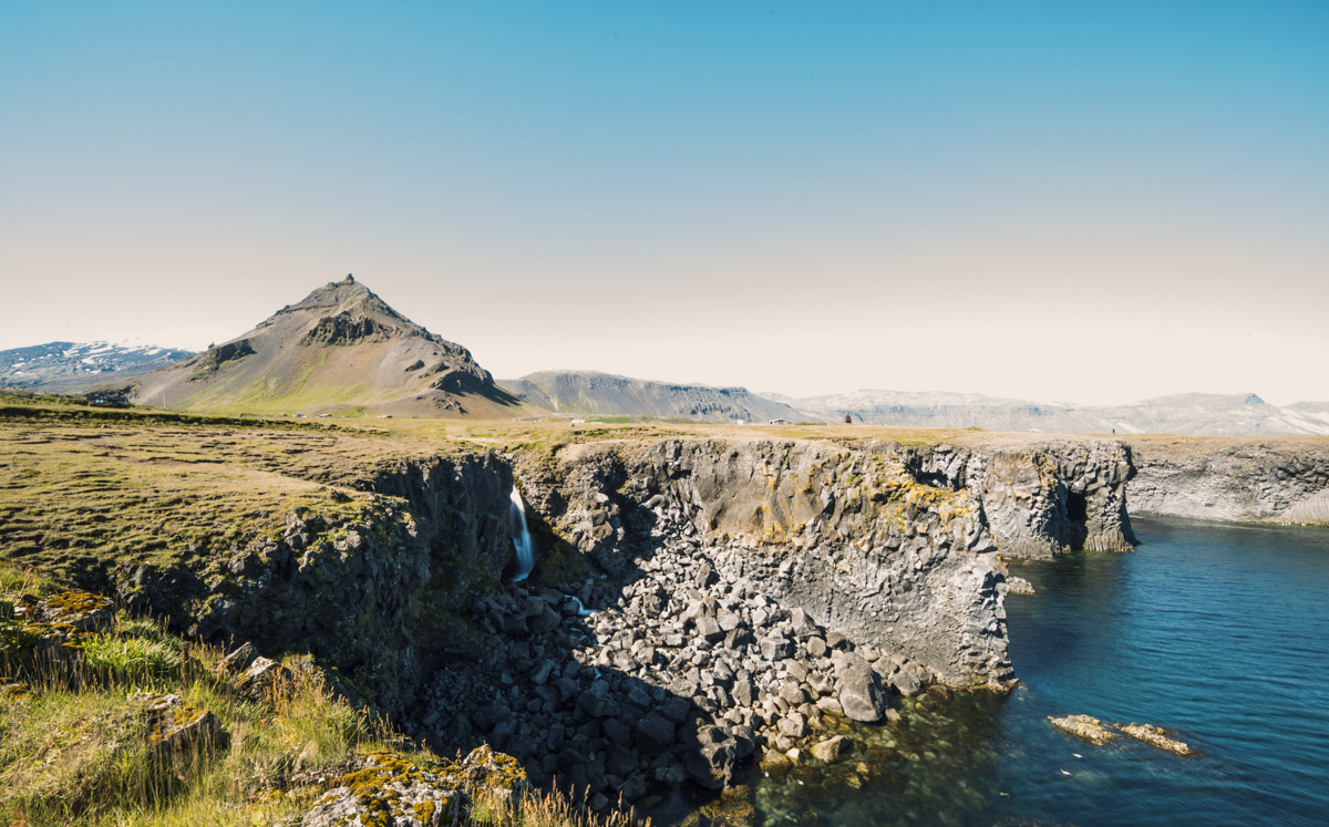 Snæfellsnes Steilküste mit Wasserfall und Stapafell, Türkises Meer und Basaltklippen, Sommer Island