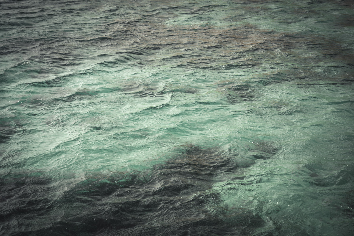 Färöer Wasser, Türkisgrüne Meeresoberfläche mit abstraktem Wellenmuster, Abstrakte Textur - Naturfotografie Nordatlantik
