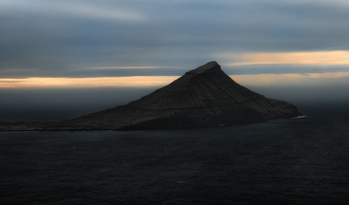 Färöer Inseln, Pyramidenförmige Inselsilhouette im Abendlicht, Dramatische Dämmerung - Landschaftsfotografie Nordatlantik