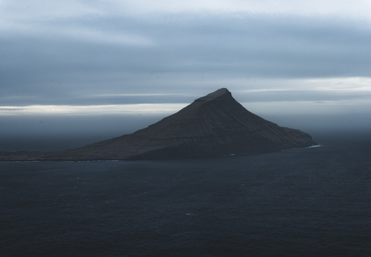 Färöer Inseln, Basaltpyramide im nordatlantischen Nebeldunst, Raue Küstenlandschaft - Naturfotografie Dänemark