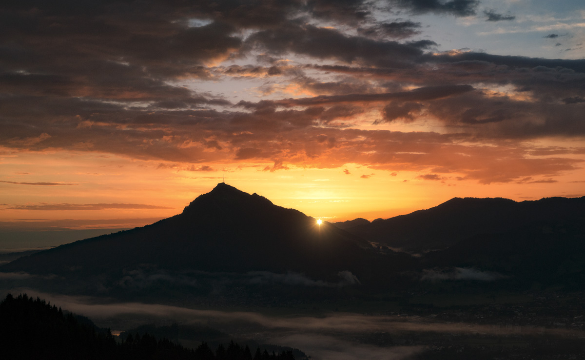 Grünten, Dramatischer Sonnenaufgang hinter der Grünten-Silhouette über Sonthofen, Morgenglühen - Bergfotografie Allgäu