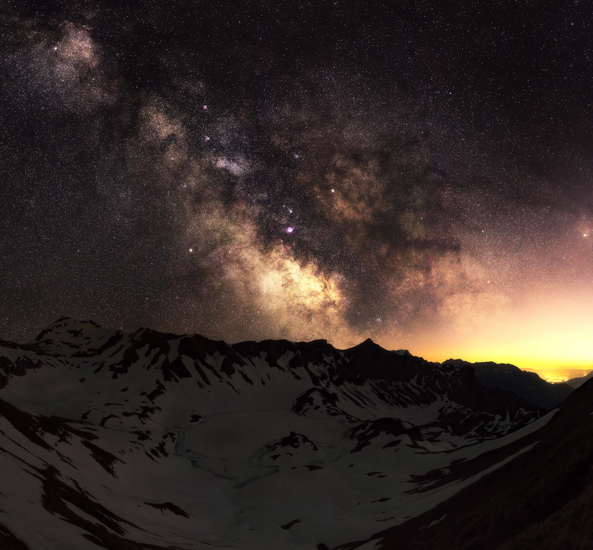 Hinterstein, Milchstraße über dem verschneiten Schrecksee in der Frühlingsnacht, Astrofotografie - Sternenfotografie Allgäu