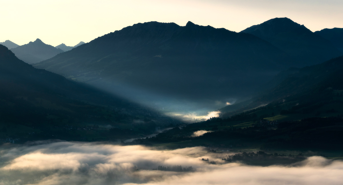 Bad Oberdorf, Sonnenstrahl durch Nebel am Iseler, Frühlingsstille - Landschaftsfotografie Oberallgäu