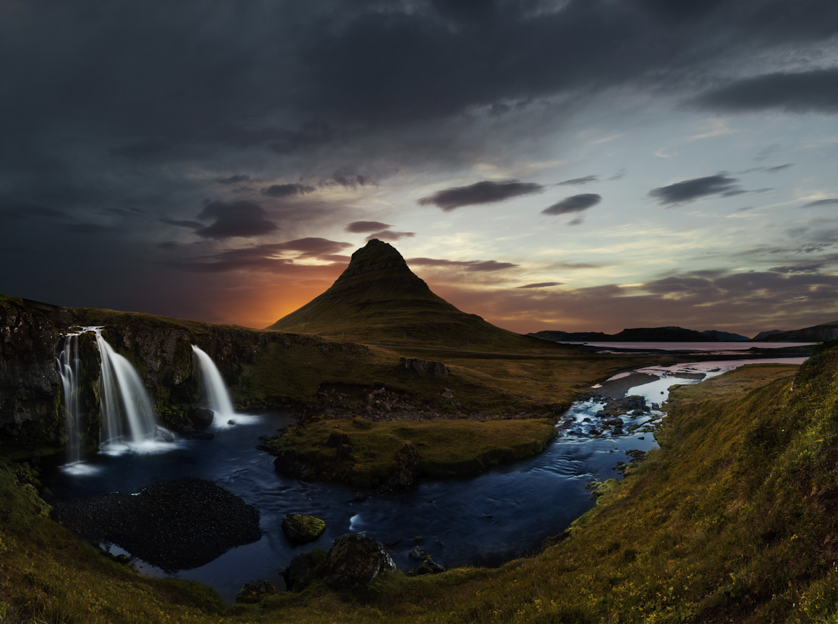 Kirkjufell und Kirkjufellsfoss bei Sonnenuntergang, Ikonischer Berg Grundarfjörður, Snæfellsnes Island