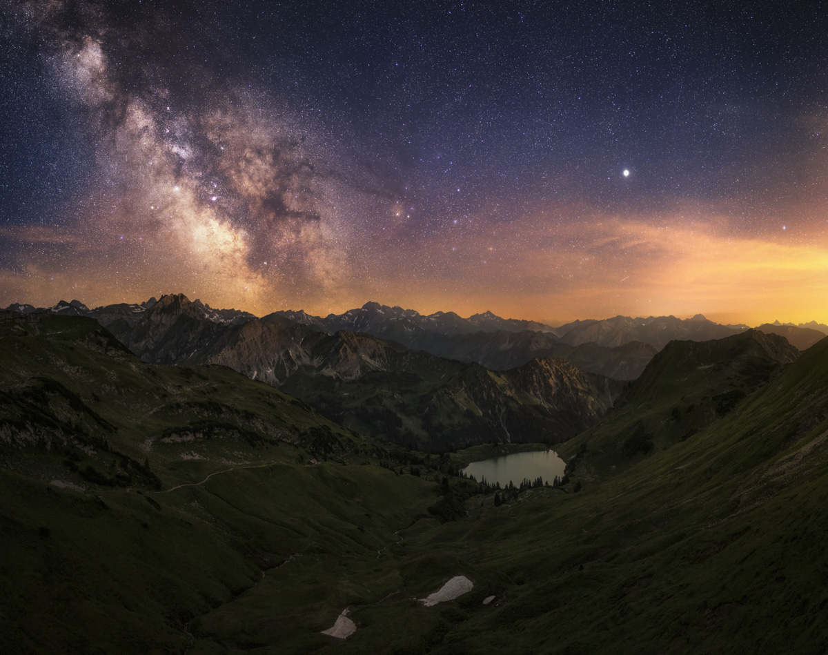 Oberstdorf, Milchstraße über Bergtal mit Bergsee in Sommernacht, Magische Nachtstimmung - Astrofotografie Allgäu