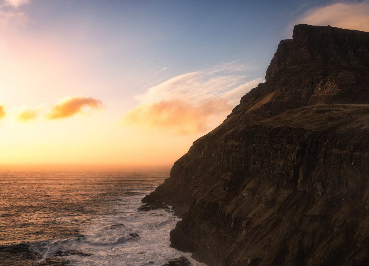 Färöer Inseln, Majestätische Steilklippe im goldenen Sonnenuntergang, Erhabene Küstenlandschaft - Landschaftsfotografie