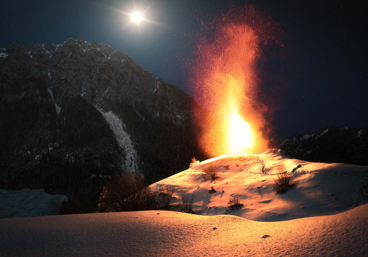 Hinterstein, Funkenfeuer in verschneiter Winternacht am Breitenberg bei Mondschein, Mystische Bergstimmung - Nachtfotografie