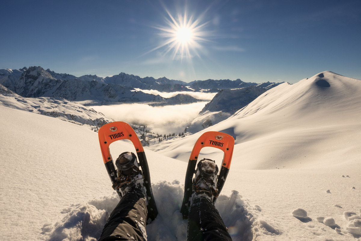 Seealpsee, Schneeschuhwandern mit Blick über verschneites Bergpanorama bei Sonnenschein, Winterfreiheit über den Wolken