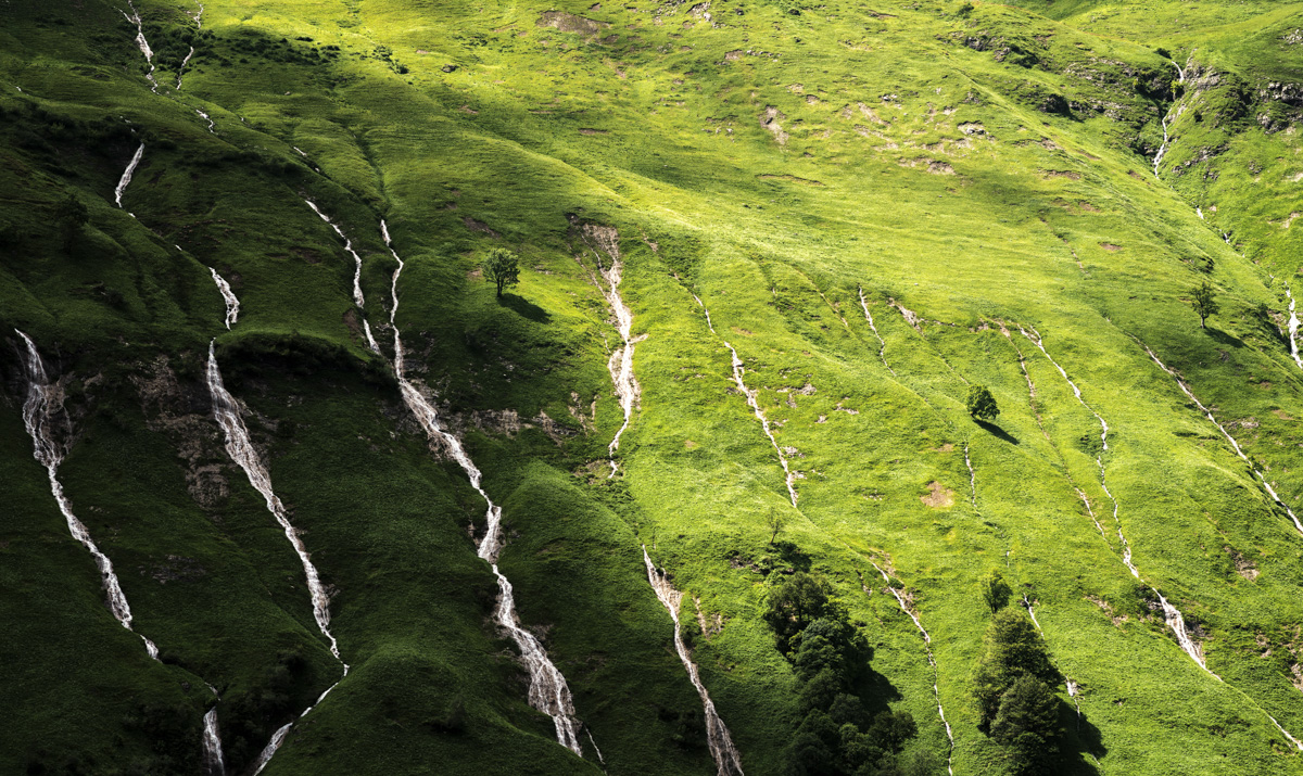 Hinterstein, Grüner Berghang mit zahlreichen Wasserfällen im Sommer, Lebendige Berglandschaft - Naturfotografie Allgäu
