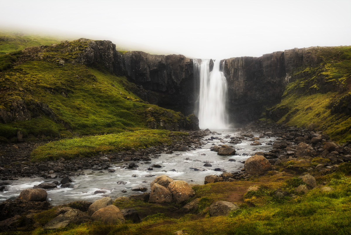 Wasserfall in grüner Schlucht mit Nebel, Mystische Basaltfelsen Island, Gufufoss Ostisland