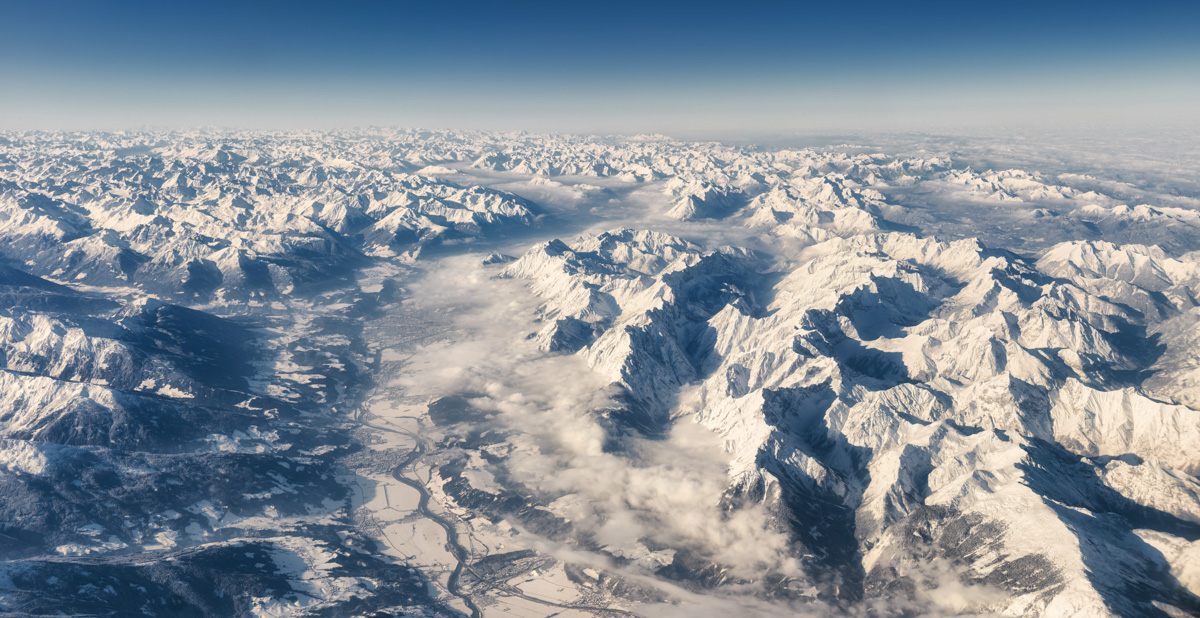 Tiroler Alpen, Verschneites Hochalpenpanorama aus der Vogelperspektive bei Fernpass und Hahntenjoch, Endlose Winterweite