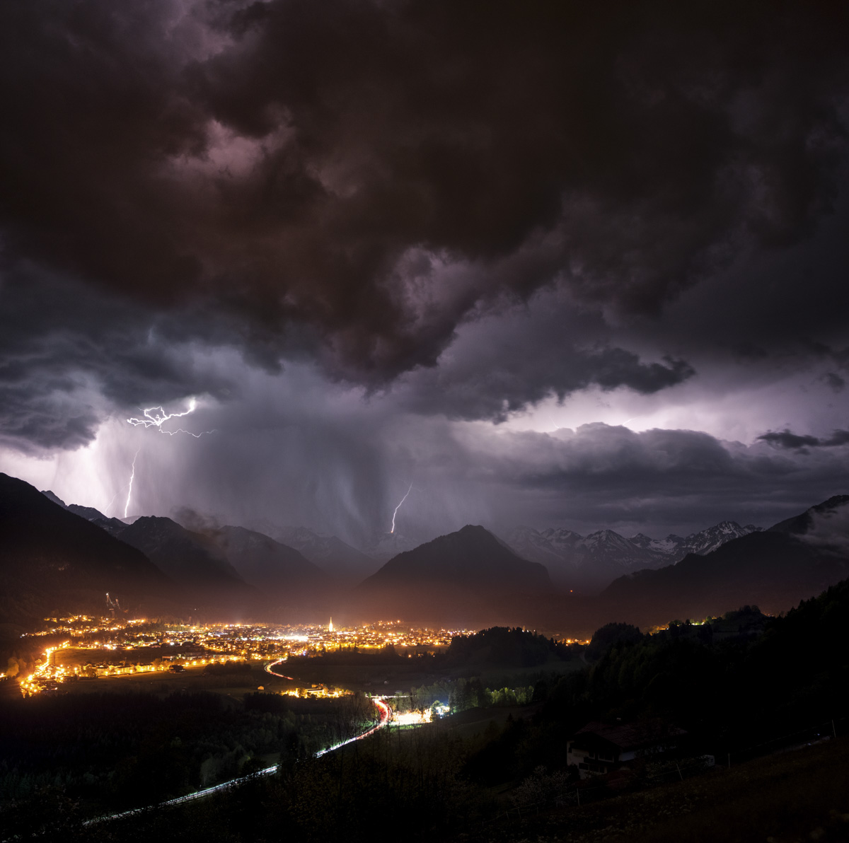 Oberstdorf, Dramatisches Sommergewitter mit Blitzen über der Stadt bei Nacht, Ungezähmte Naturgewalt - Wetterfotografie