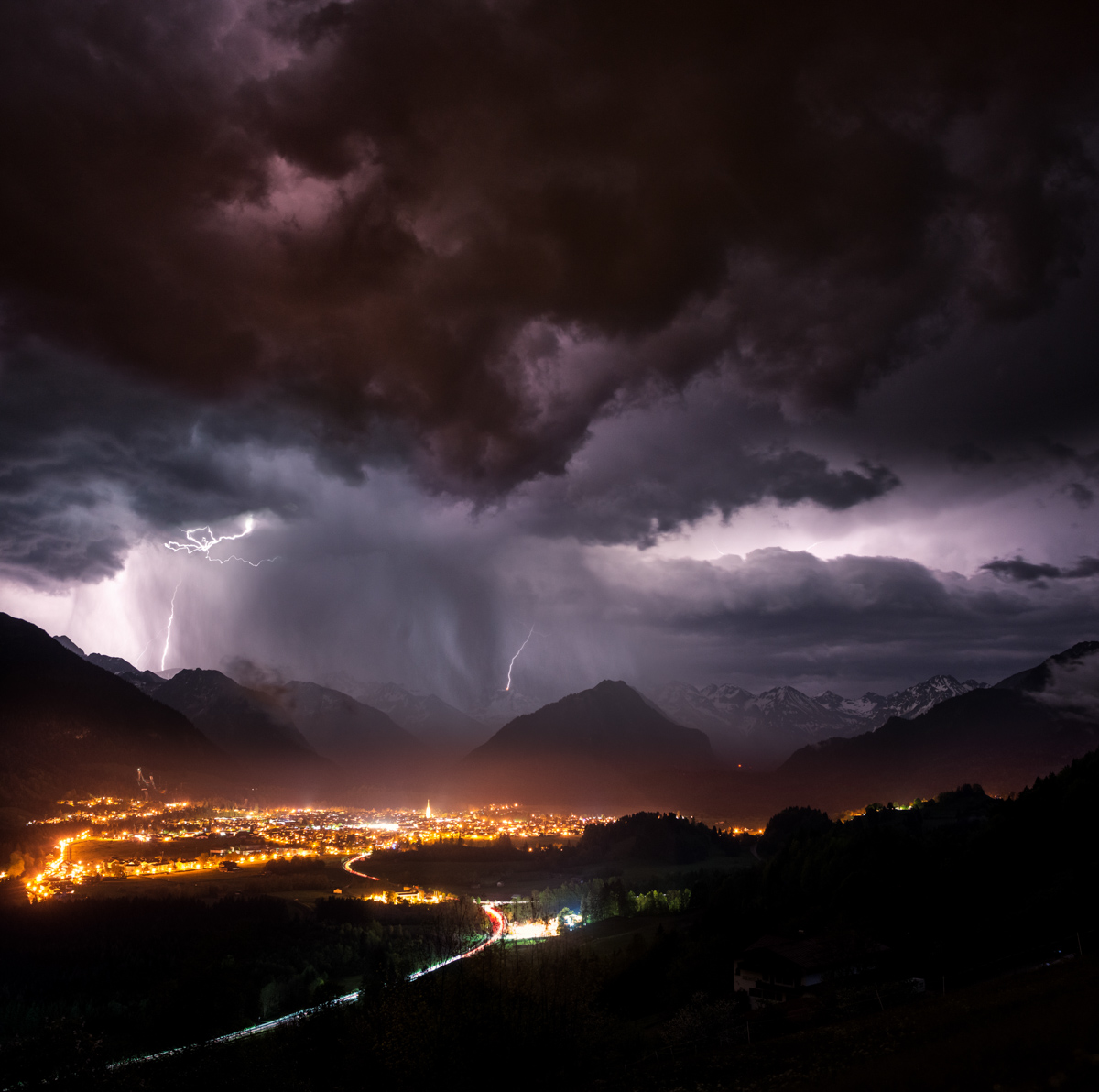 Oberstdorf, Nächtliches Gewitter mit Blitzen über den Bergen, Sommerliche Gewitternacht im Oberallgäu