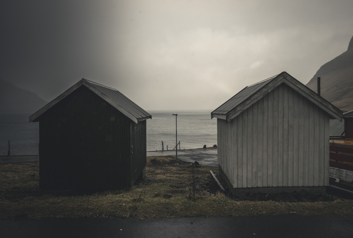 Färöer Inseln, Holzhütten am Fjord im Regendunst, Nordatlantische Dorfidylle - Architekturfotografie Dänemark