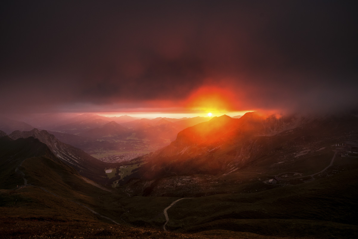 Oberstdorf, Glutroter Sonnenuntergang hinter der Bergkette mit Nebelhorn im Sommer, Mystisches Abendfeuer - Bergfotografie