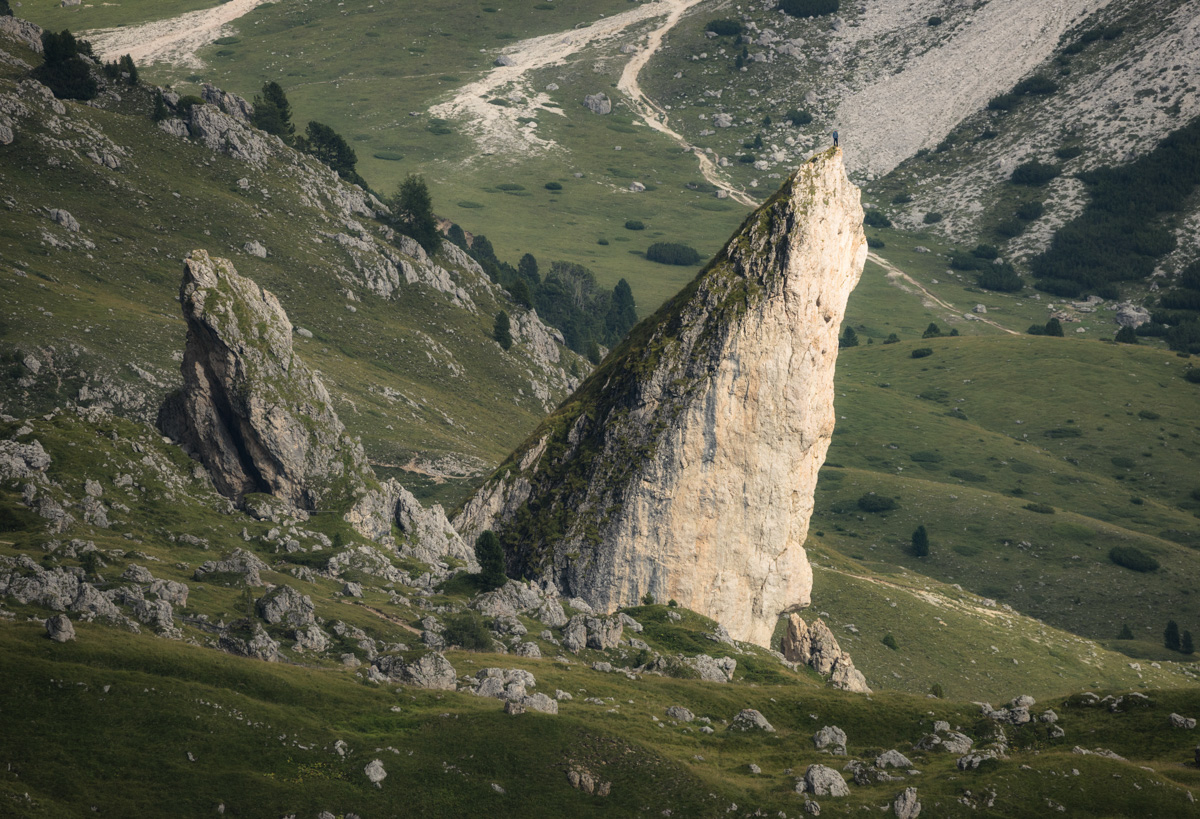 Dolomiten, Markante Felsnadel in grünem Hochtal im Sommer, Monumentale Felsskulptur - Bergfotografie Südtirol