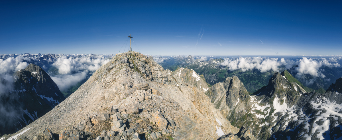 Oberstdorf, Gipfelkreuz Hohes Licht über dem Wolkenmeer, Frühling - Landschaftsfotografie Allgäu