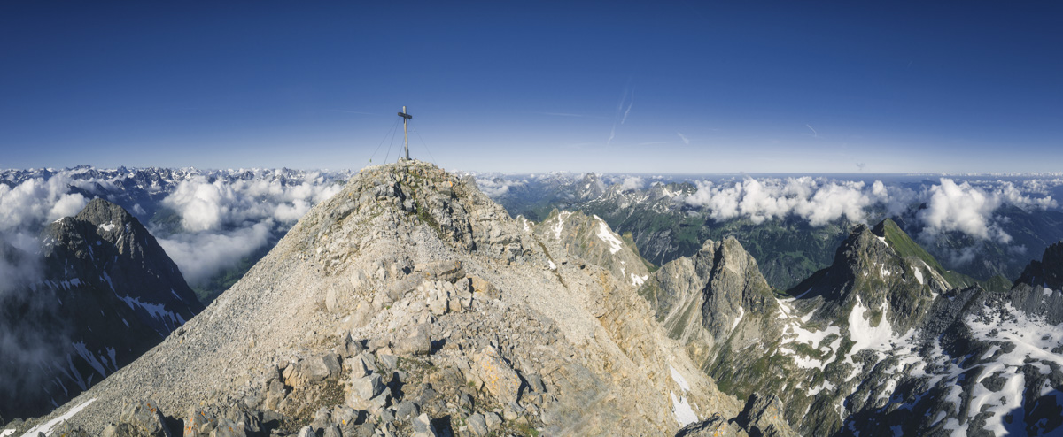Hohes Licht, Gipfelkreuz-Panorama über den Allgäuer Hochalpen im Frühling, Grenzenlose Freiheit - Bergfotografie Allgäu