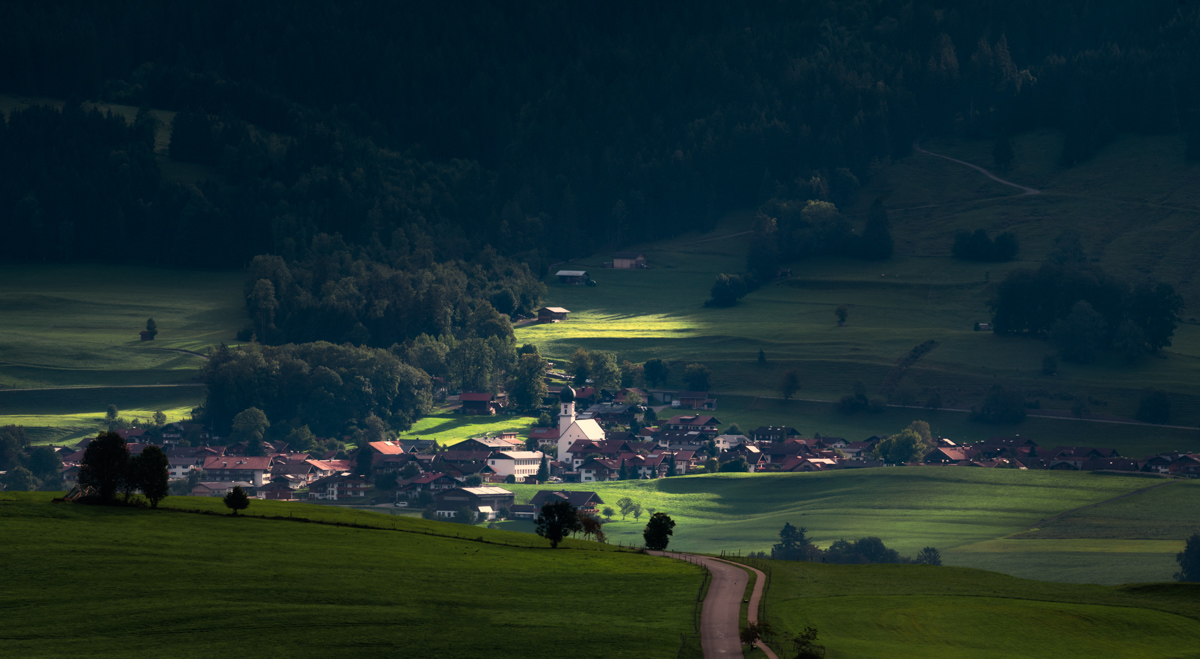Obermaiselstein, Dorfkirche im Sommerlicht, Allgäuer Bergidylle - Landschaftsfotografie Oberallgäu