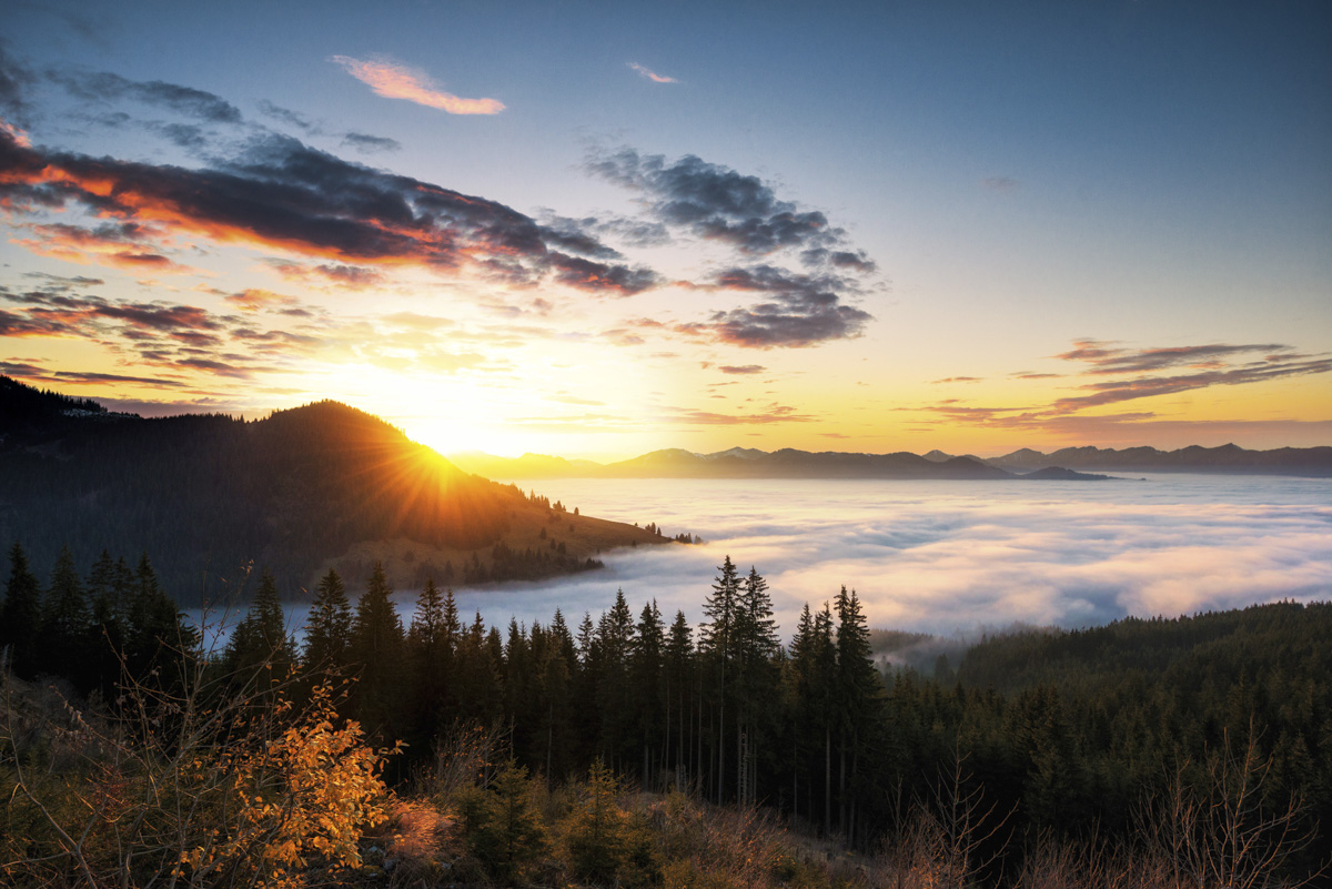Imberger Horn, Sonnenuntergang über dem Nebelmeer bei Hindelang im Herbst, Goldene Stunde über den Wolken - Bergfotografie