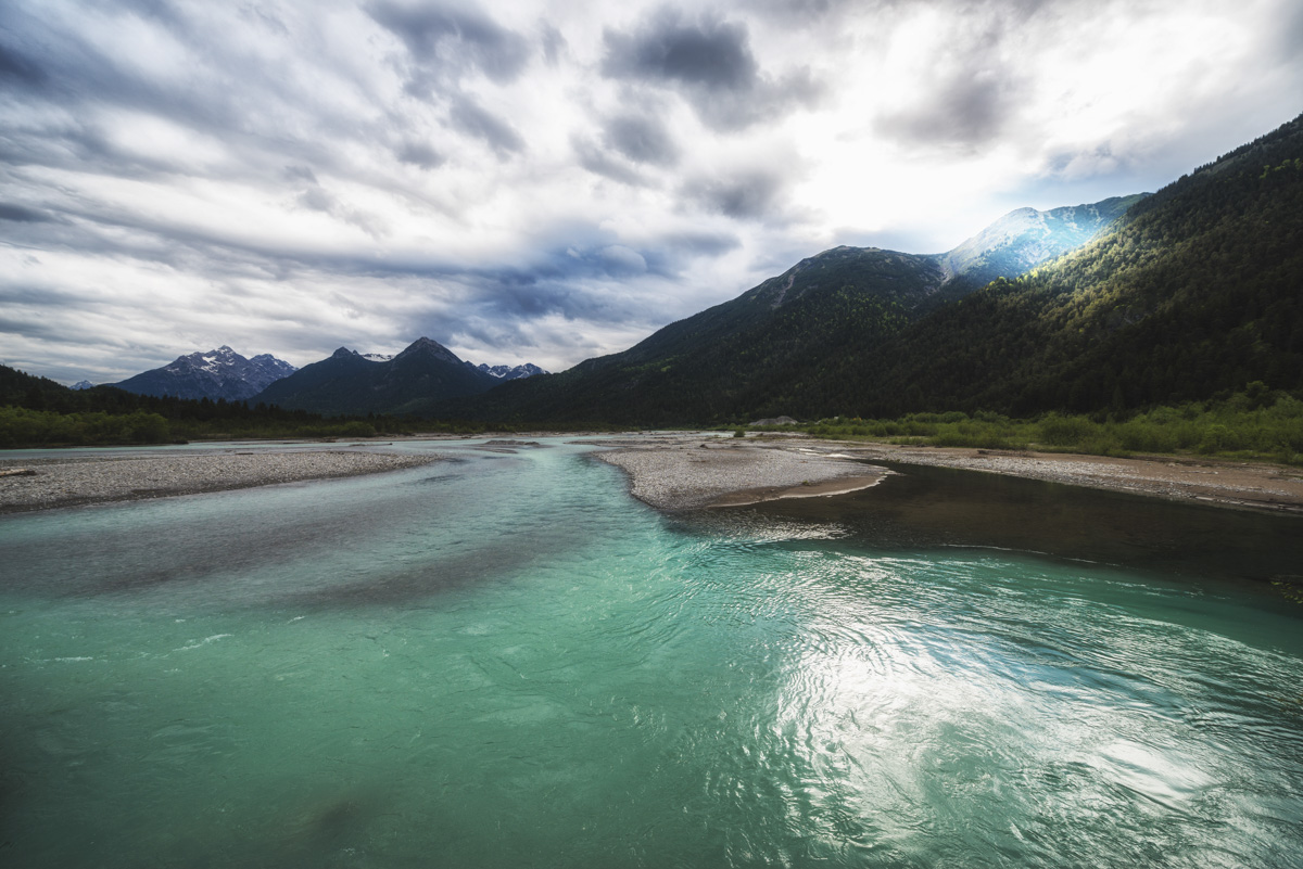 Lechtal, Türkiser Wildfluss Lech mit Kiesbänken vor der Hochalpenkulisse, Unberührte Flusslandschaft - Naturfotografie Tirol