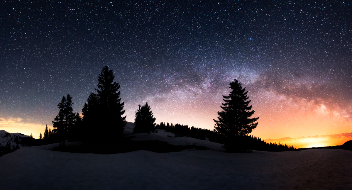 Milchstraße über dem Riedberger Horn, Winterpanorama mit Tannensilhouetten im Schnee, Magische Winternacht - Astrofotografie