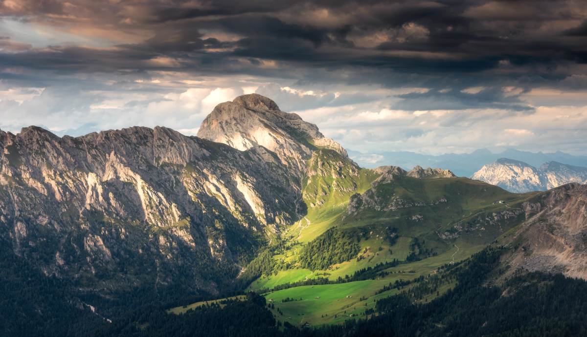 Dolomiten, Felsmassiv über grünem Almtal, Sommerliche Berglandschaft - Landschaftsfotografie Südtirol
