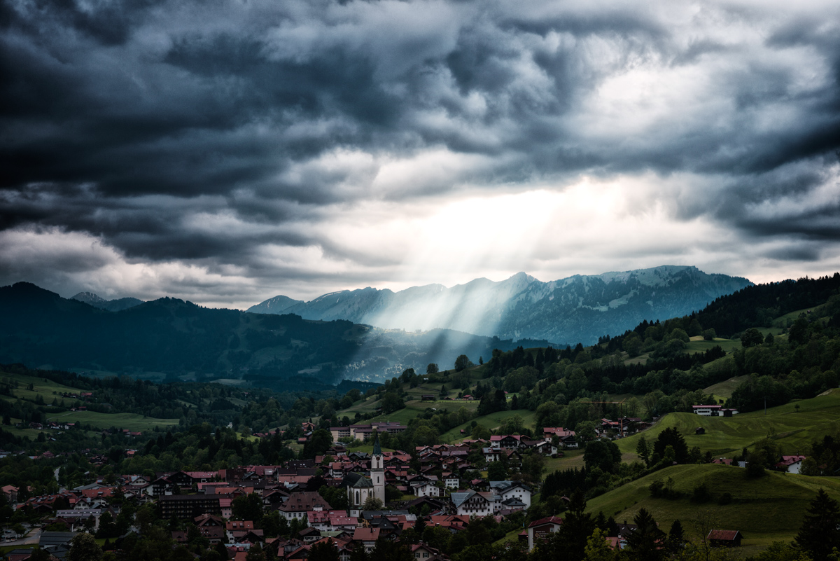 Hindelang, Gewitterstimmung mit Sonnenstrahlen, Sommer - Landschaftsfotografie Oberallgäu