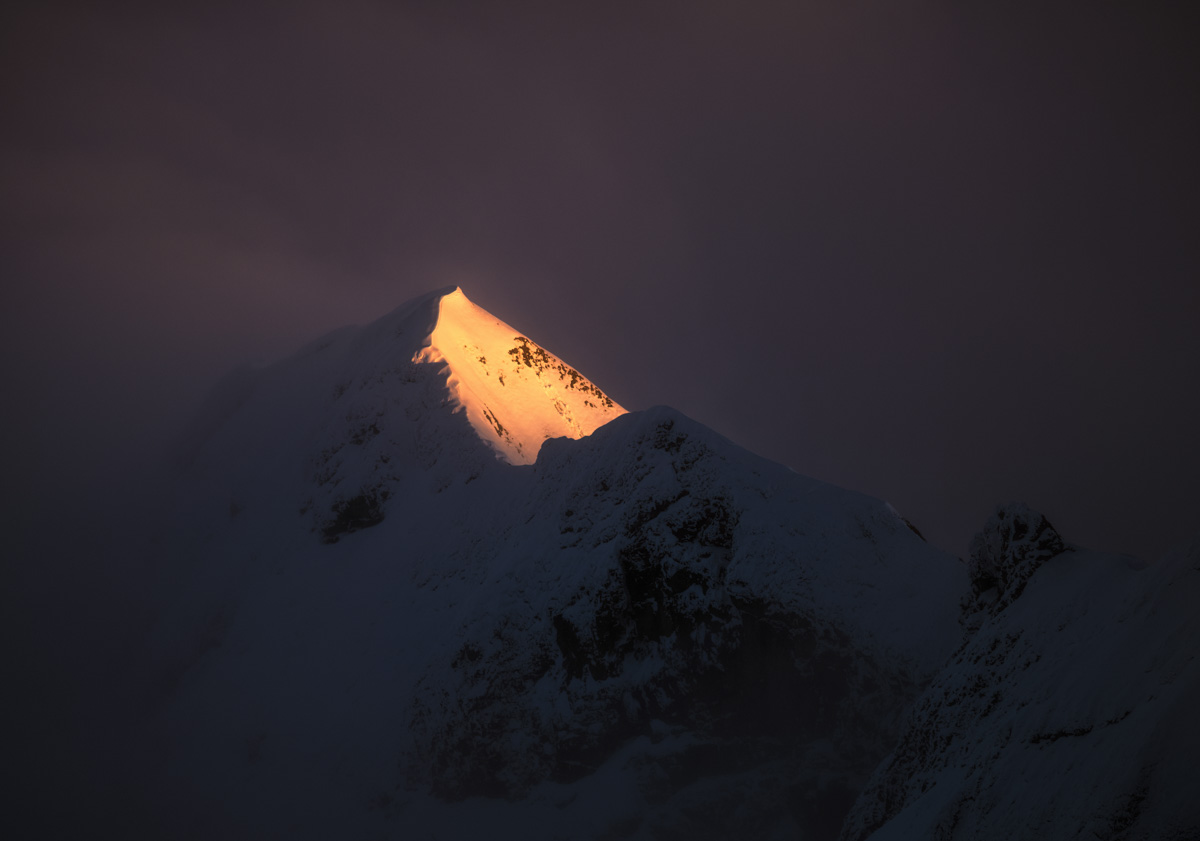 Oberstdorf, Minimalistisches Alpenglühen auf einsamen Wintergipfel, Goldener Sonnenaufgang - Bergfotografie Allgäu