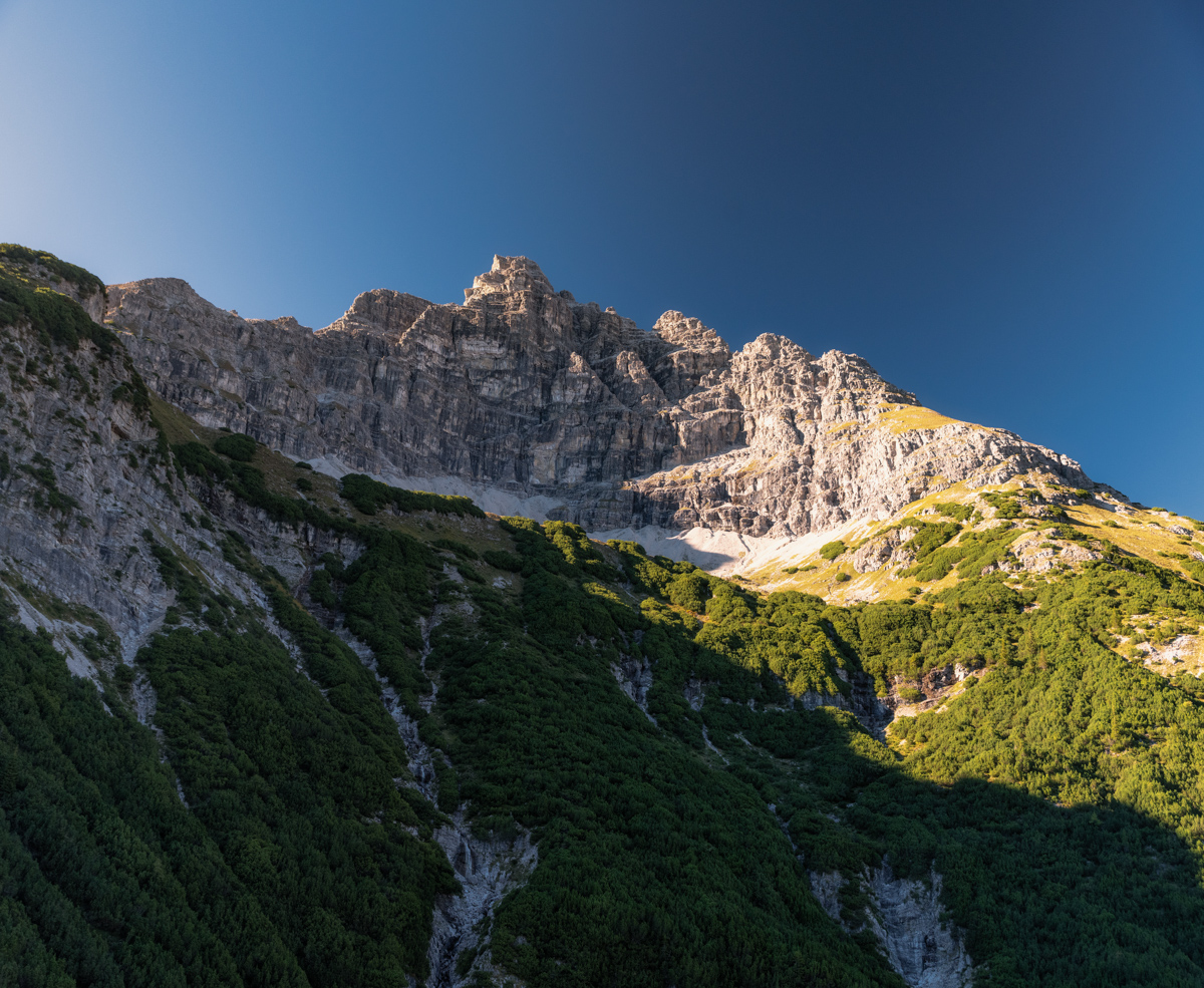 Hinterstein, Schroffer Felsgipfel über grüner Bergflanke, Sommer - Landschaftsfotografie Allgäu