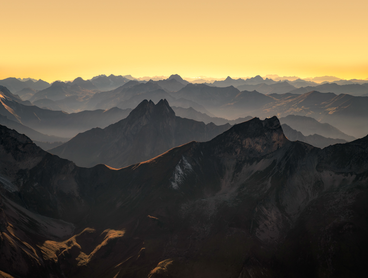 Hinterstein, Schneck und Höfats als Silhouetten im Herbstlicht, Gestaffelte Bergketten bei Sonnenuntergang