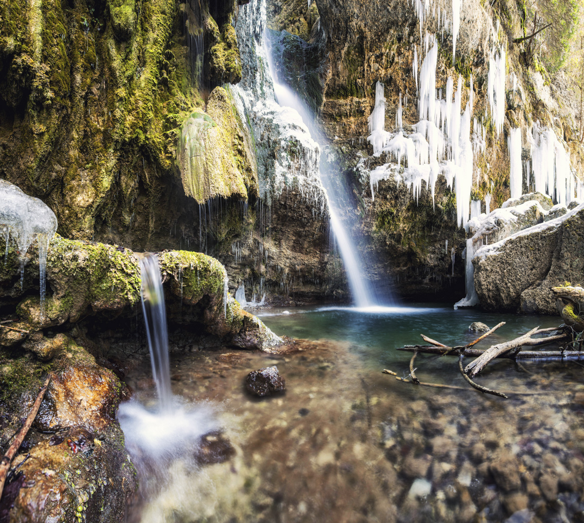 Hinang, Vereiste Hinanger Wasserfälle mit Eiszapfen und Moos, Winterliche Naturkraft - Naturfotografie Allgäu